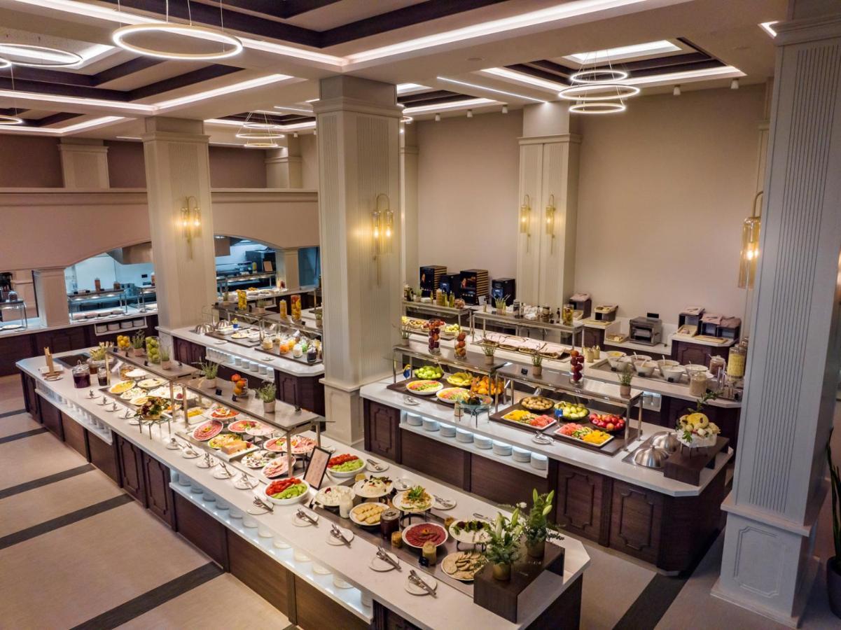 Kings' Valley Medical & Spa Hotel Kazanlŭk Extérieur photo A buffet at a hotel