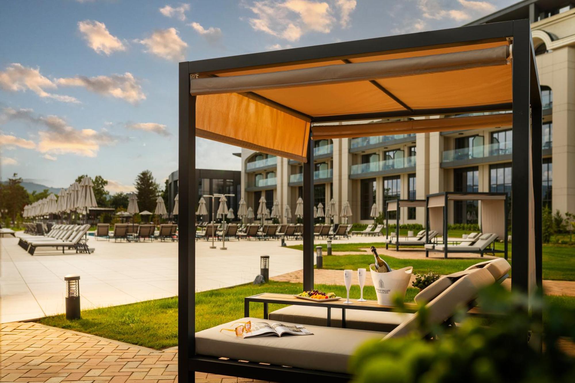 Kings' Valley Medical & Spa Hotel Kazanlŭk Extérieur photo The swimming pool at the hotel